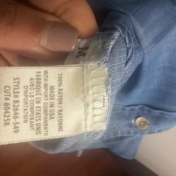 Bella Dahl Soft Chambray Button Down Shirt in Light Blue, Size M - Picture 6 of 7